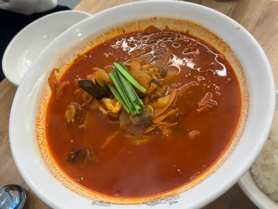 Two bowls of cockle jjamppong and cockle jjamppong rice