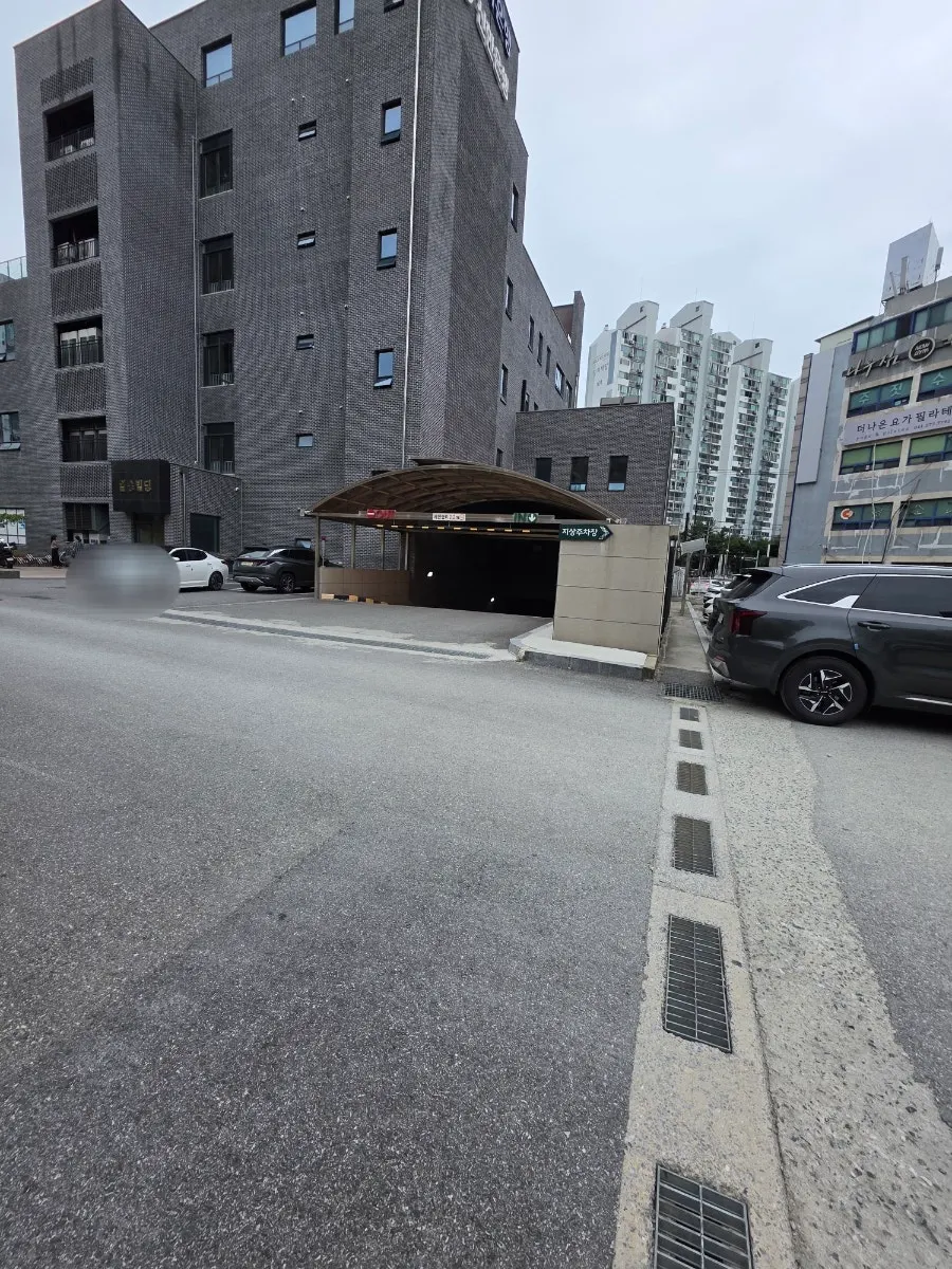 건물 뒤편 지상 주차 공간