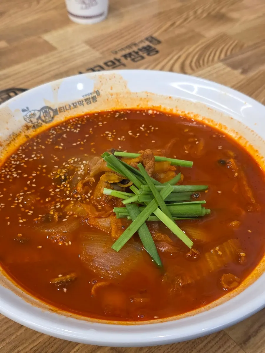 꼬막이 올라간 붉은 짬뽕 국물