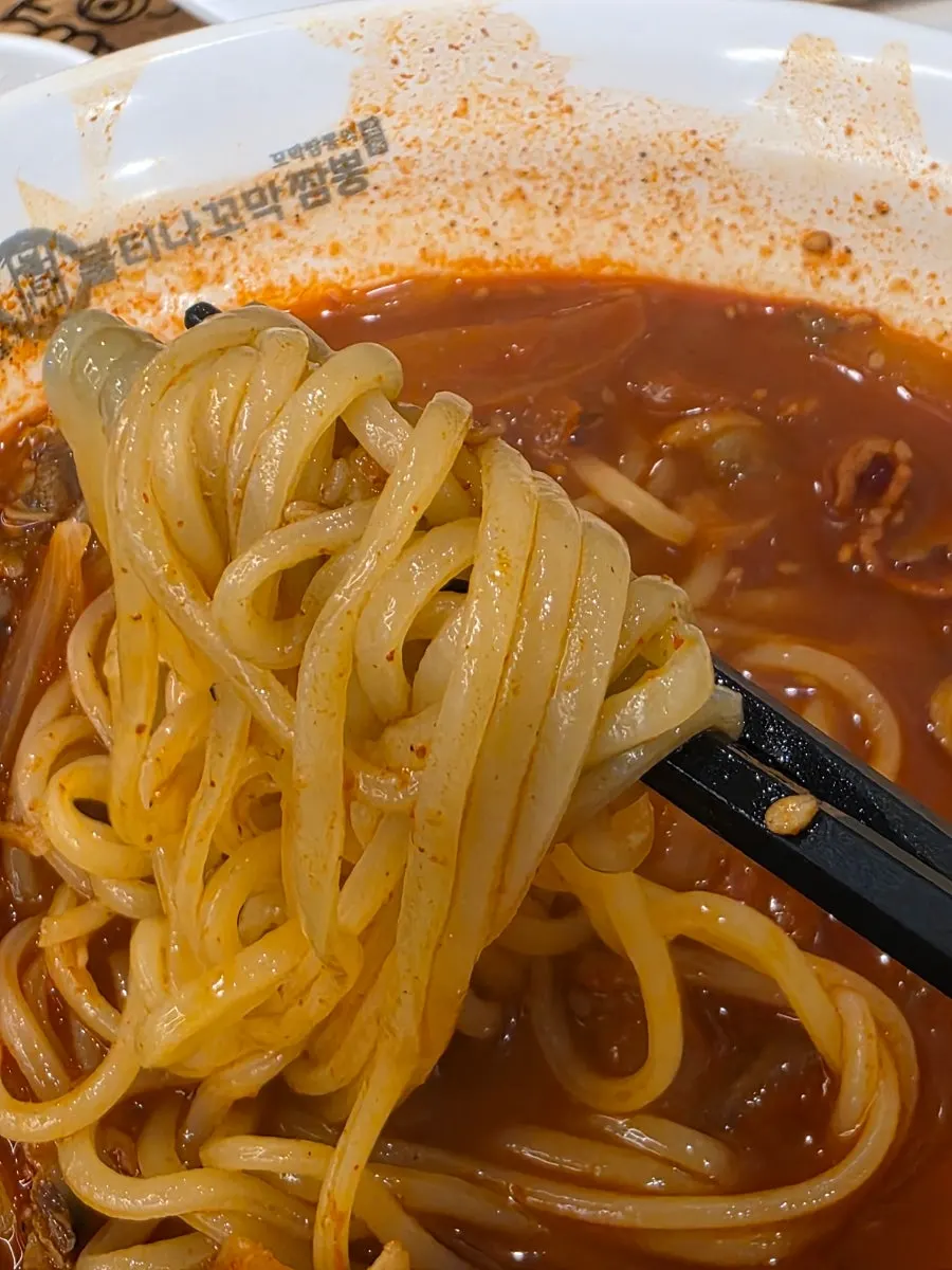 짬뽕과 탕수육을 함께 놓은 식사 자리
