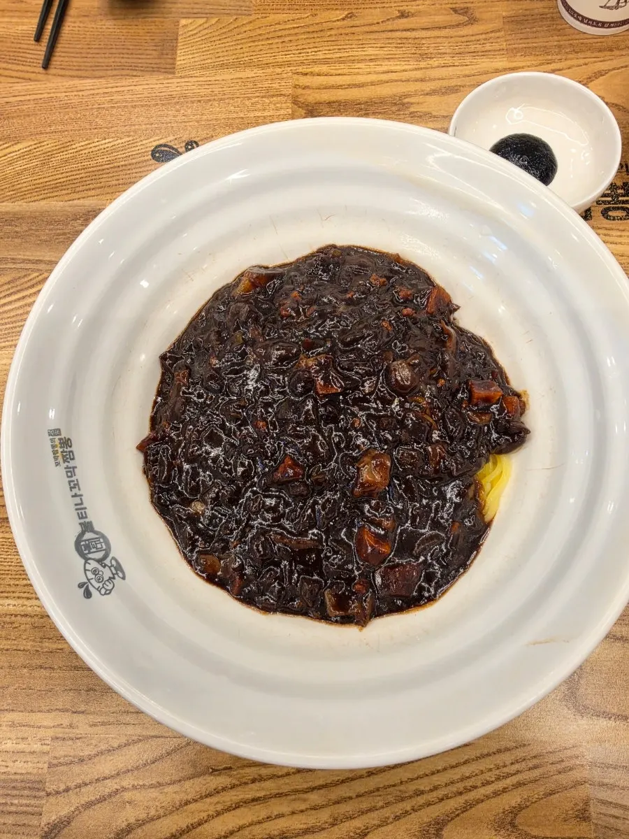 먼저 나온 꼬막짬뽕과 짜장면 상차림