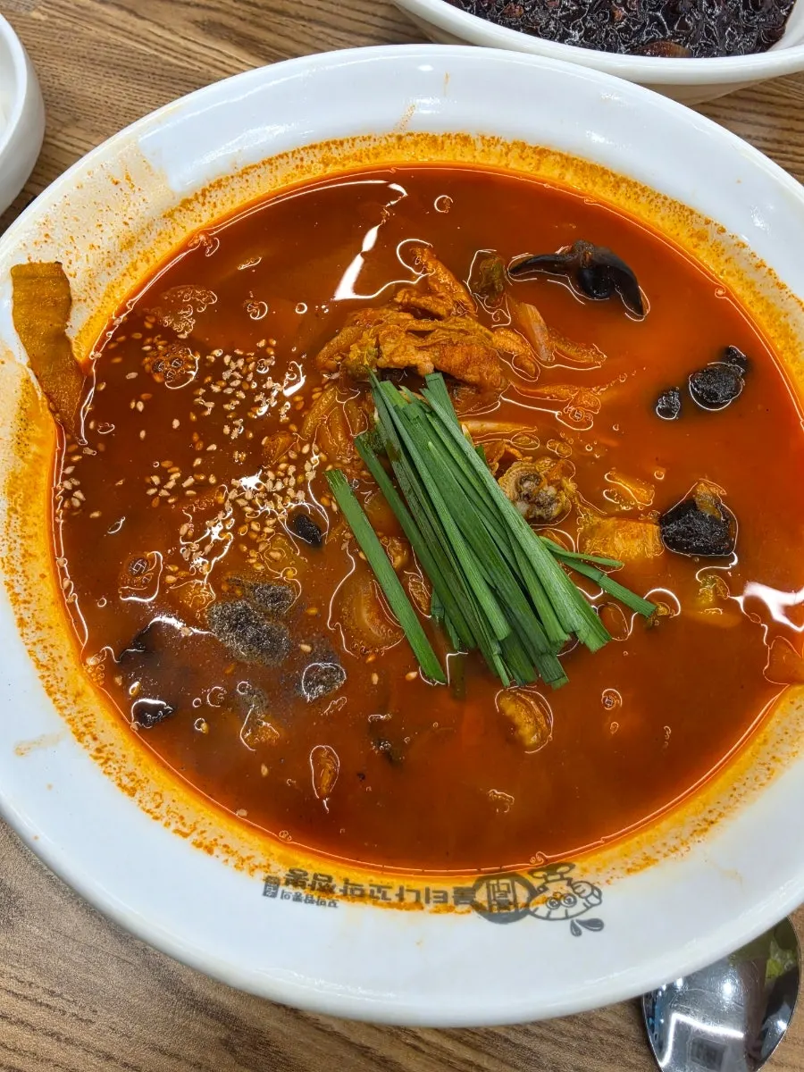 옛날 짜장 스타일의 짜장면 한 그릇