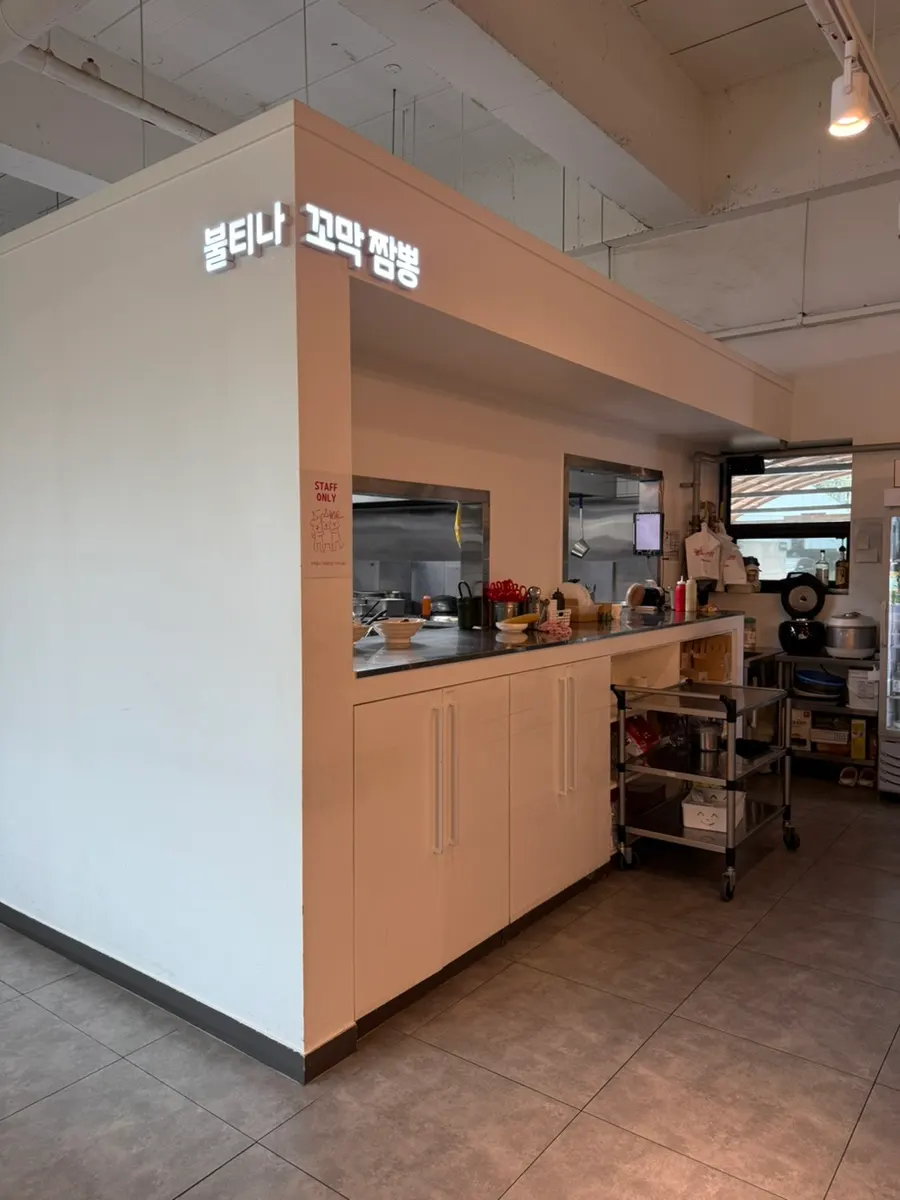 Self-serve aprons to take