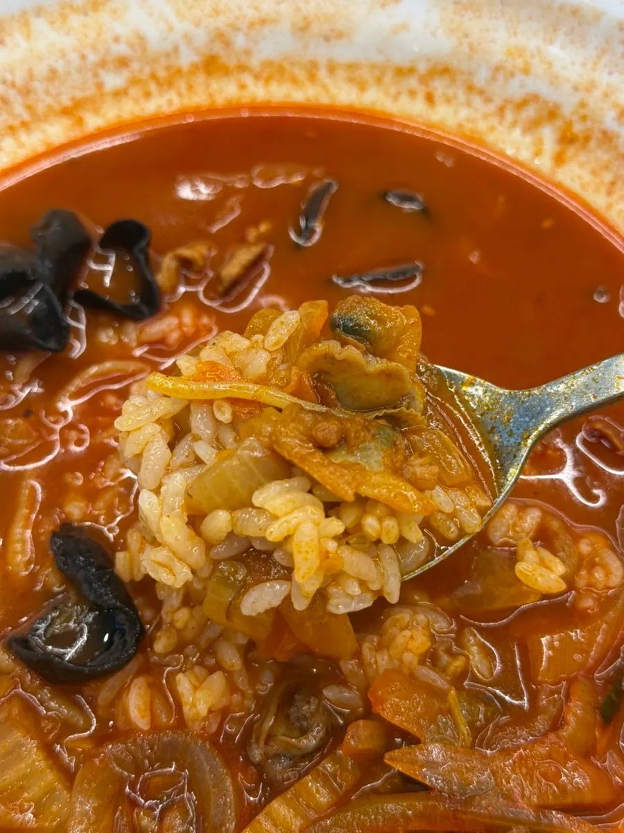 Mixing rice into cockle-filled jjamppong broth