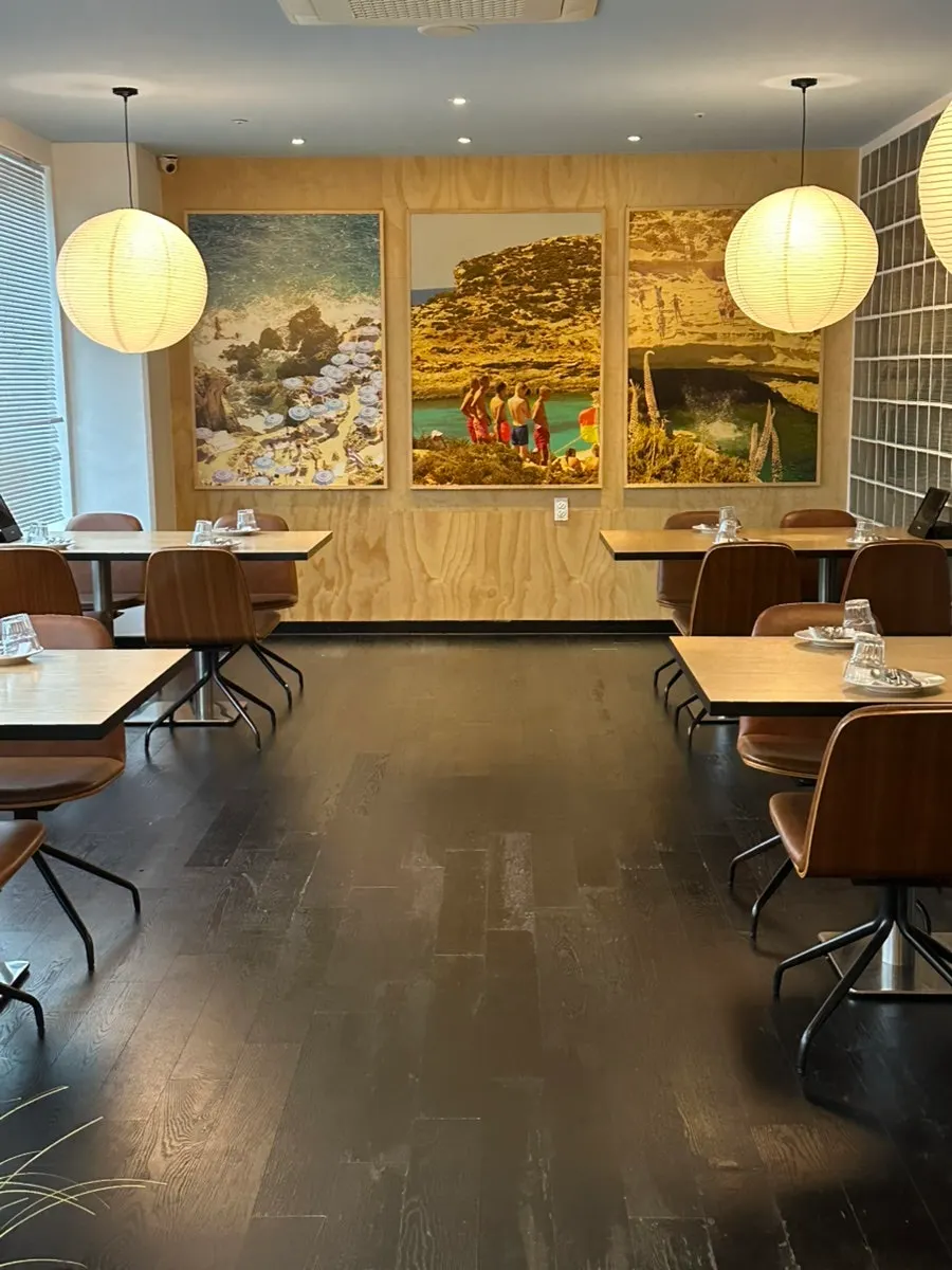 Seating mixing wood and modern elements
