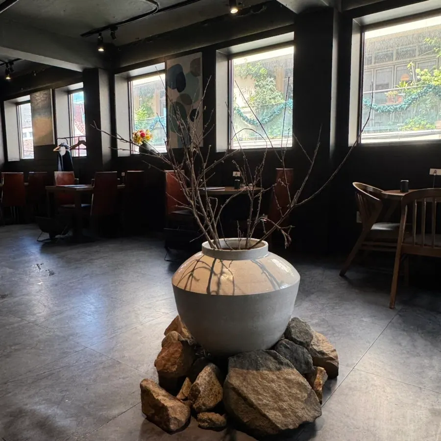 Interior decorated with ceramic objets and branch ornaments
