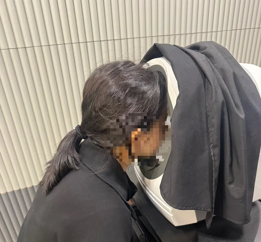 Consultation reviewing skin condition from the diagnosis device