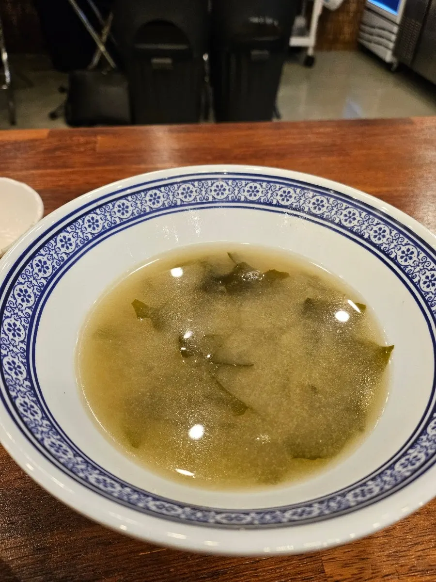 Table setting and interior of Pohang Makhoe