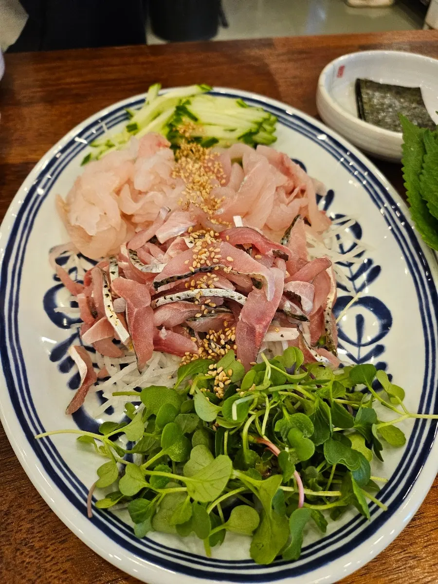 A plate of raw makhoe featuring gizzard shad, yellowtail amberjack, and spotted flounder