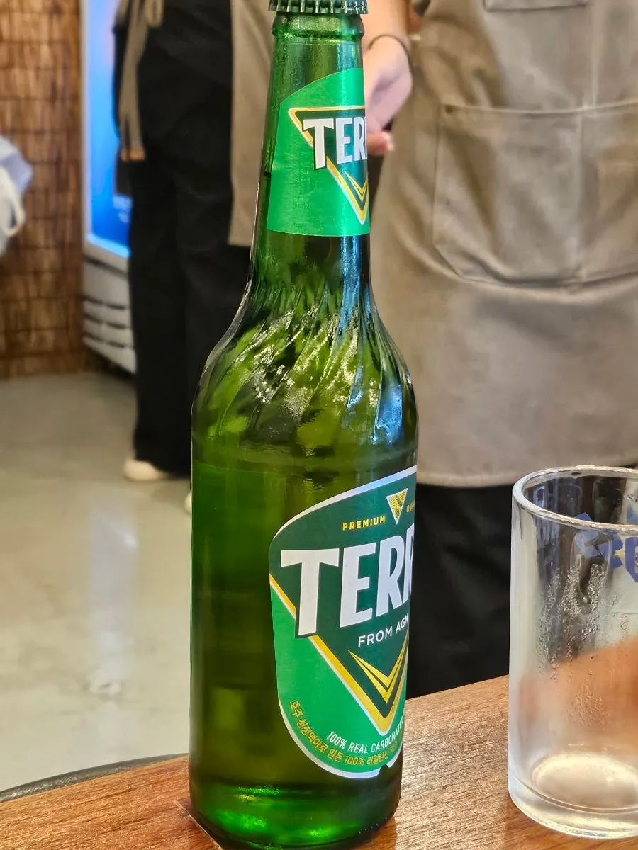 A glass of draft beer served with the makhoe