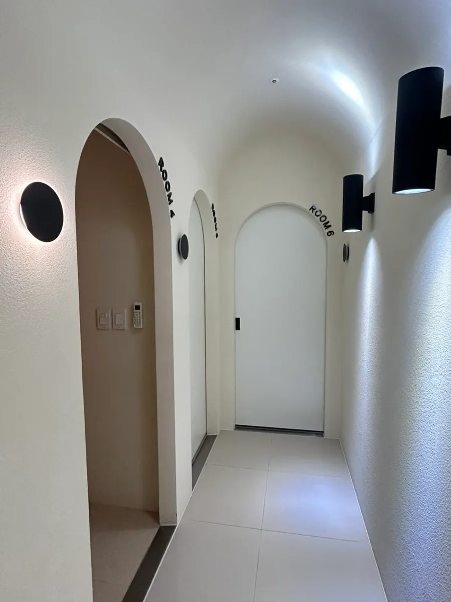Treatment bed in a private single room