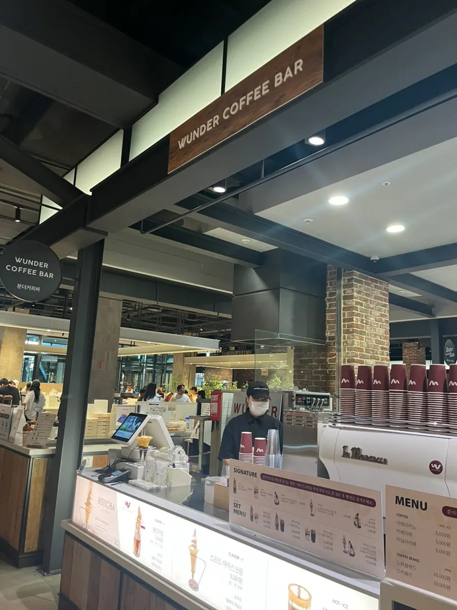 푸드코트 맞은편 분더커피바 매장 내부