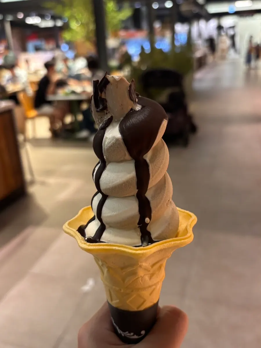 한입 먹고 다시 찍은 아이스크림 콘