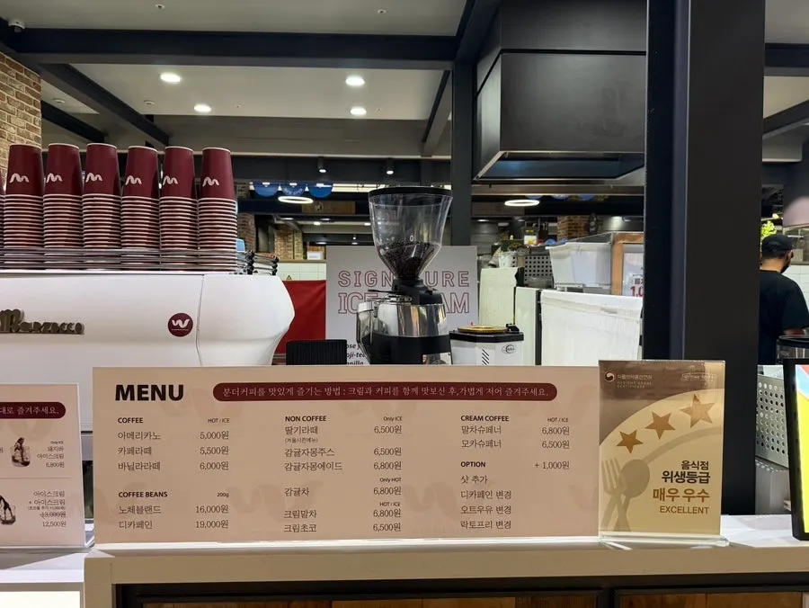 松島現代アウトレットのフードコート空間
