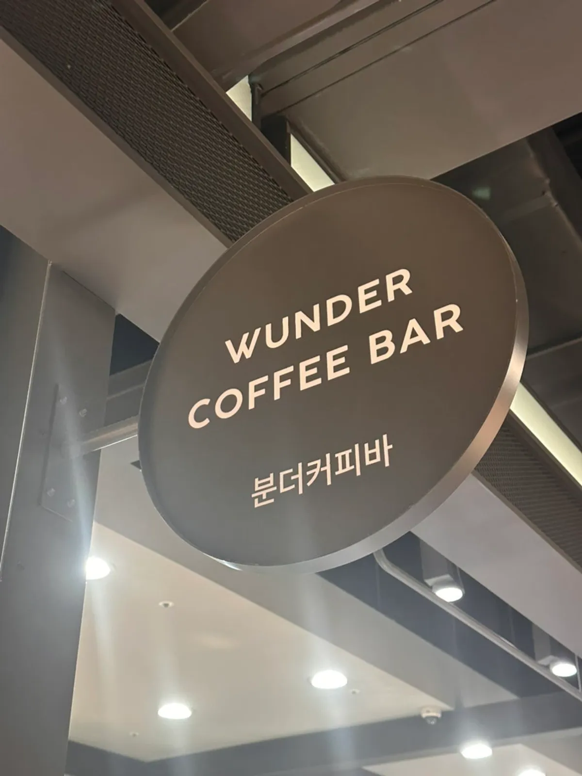フードコート内のヴンダーコーヒーバー店舗の様子