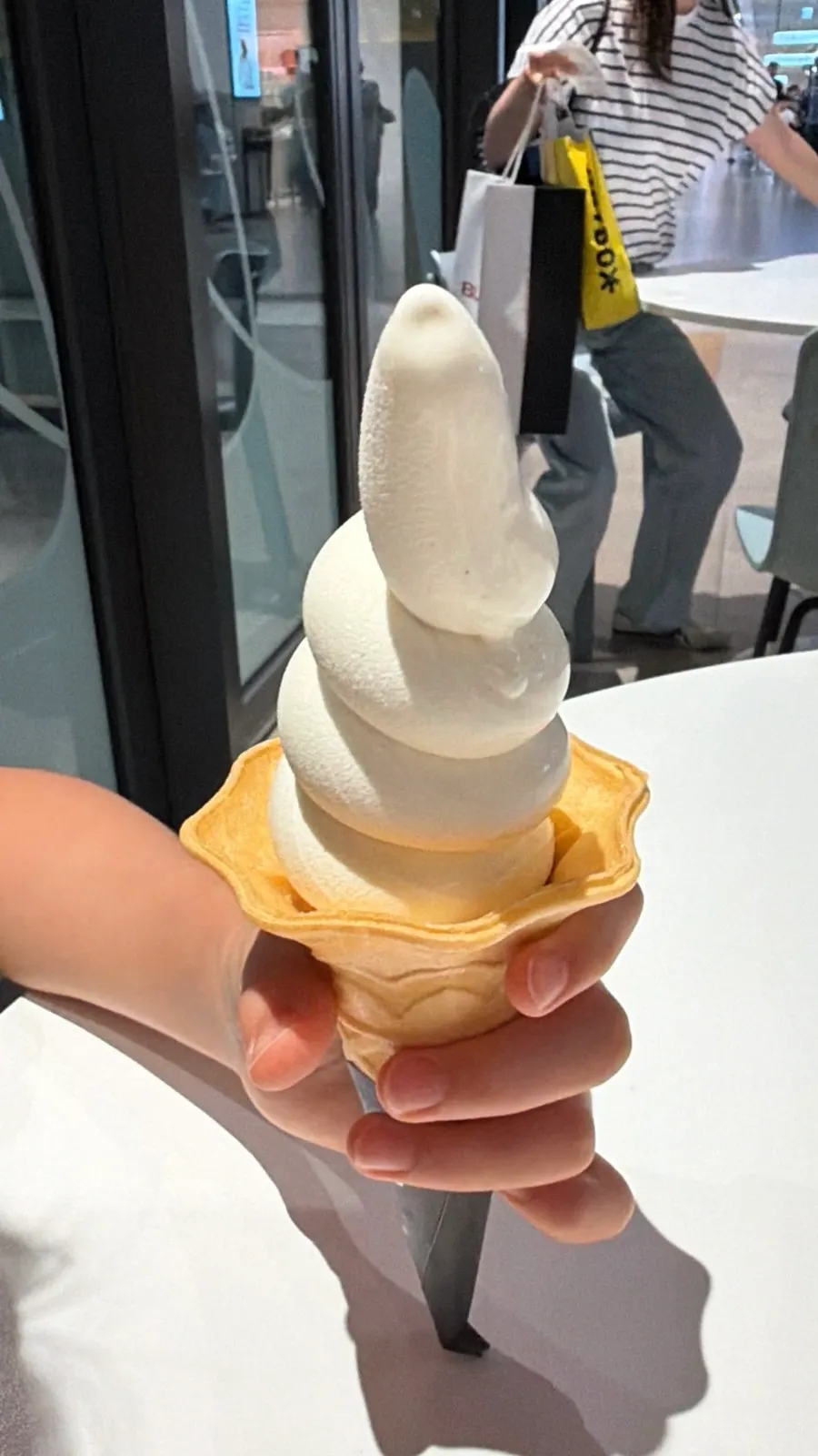 ストローで混ぜている最中のほうじ茶ヴンダーガトー