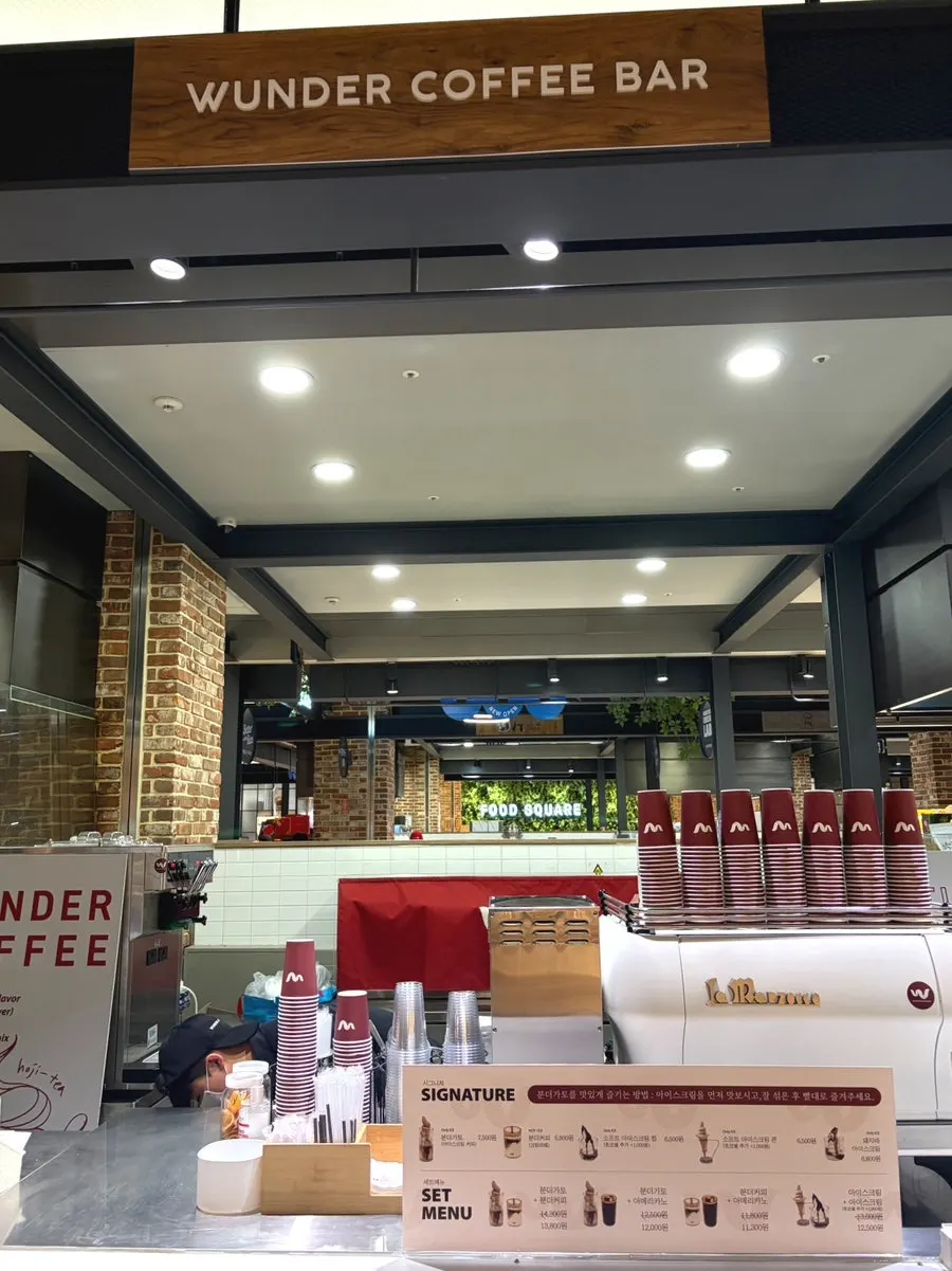In front of Wunder Coffee Bar on B1 of Hyundai Premium Outlet Songdo Branch