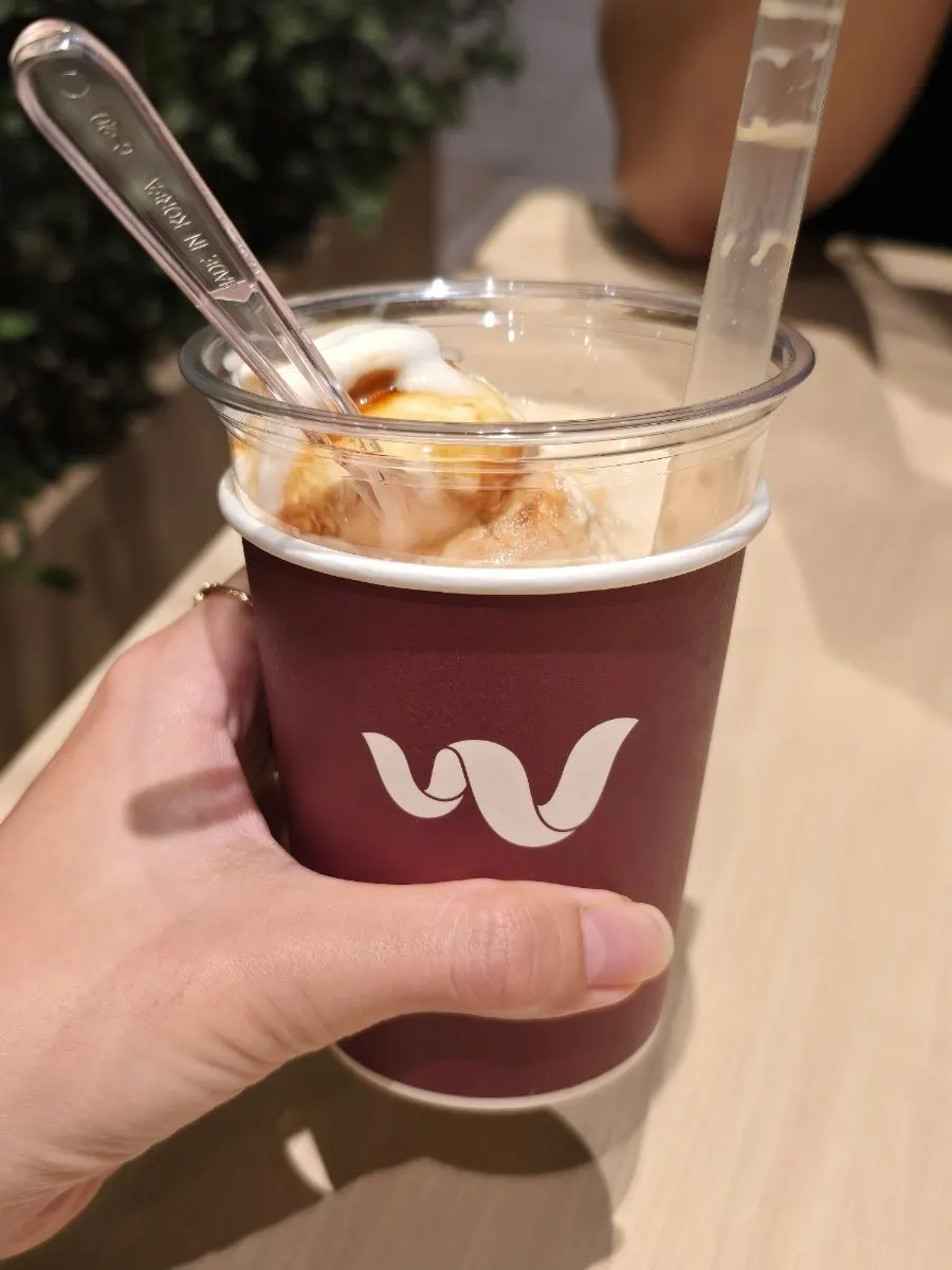 Papan menu dan kasir Wunder Coffee Bar Songdo