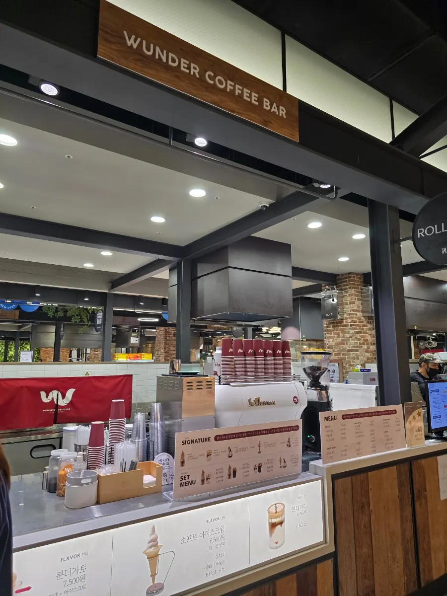 Letak cafe di tengah jalur belanja food court outlet