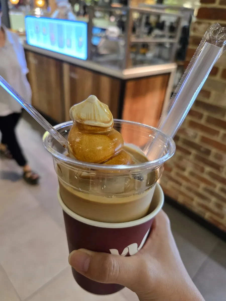 Wunder Gato signature dengan es krim di atas cafe latte