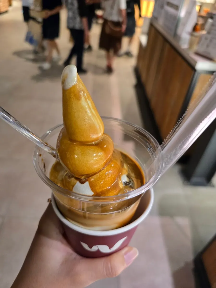 Mengaduk es krim dan latte pada Wunder Gato