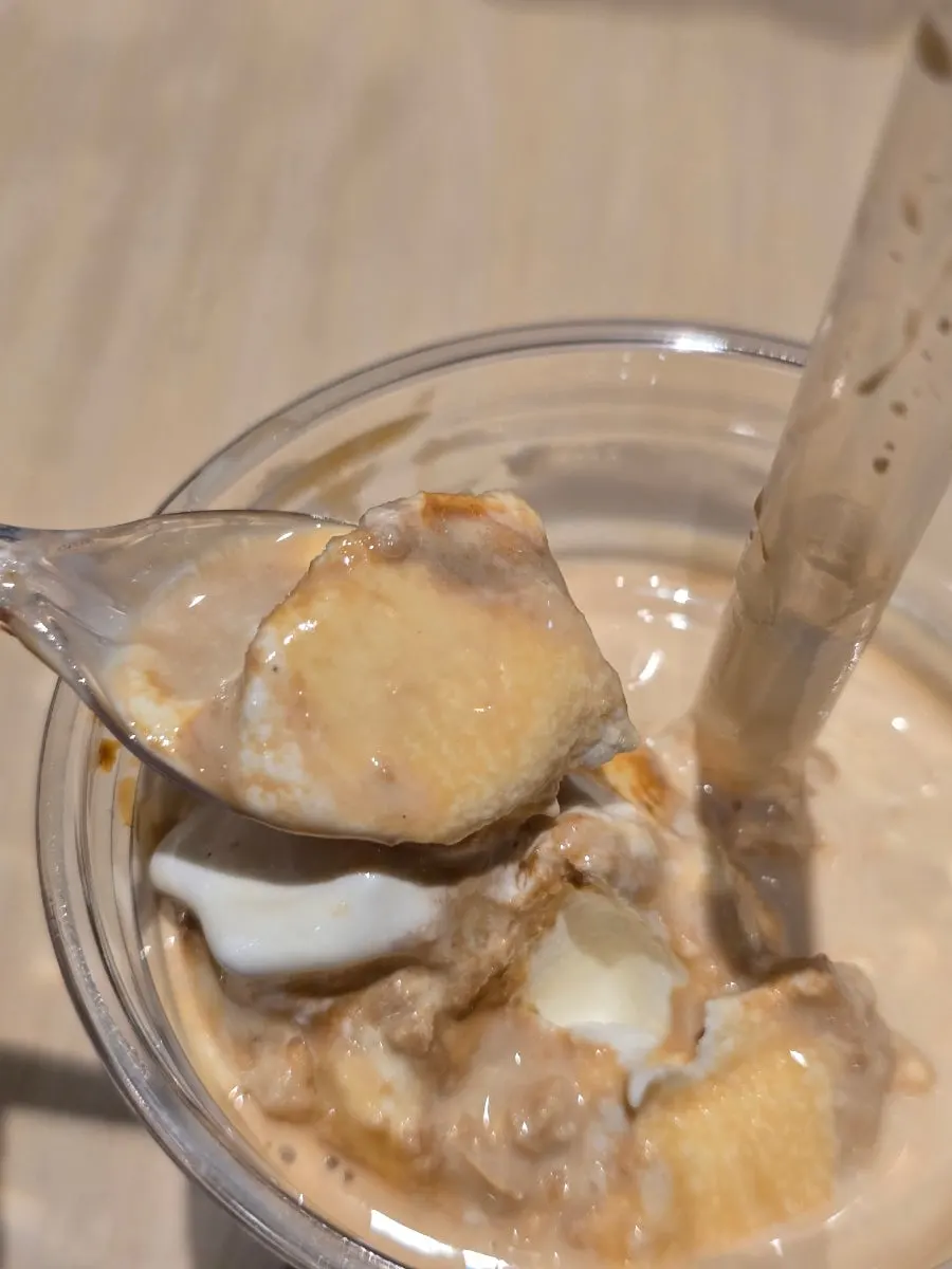 Segelas kopi es krim yang dinikmati di sela belanja