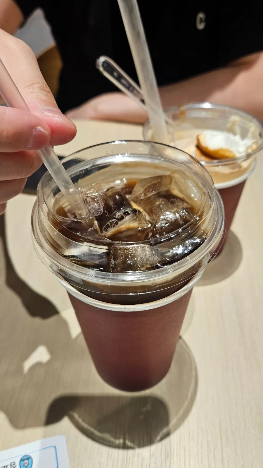 테이블 위 아이스아메리카노