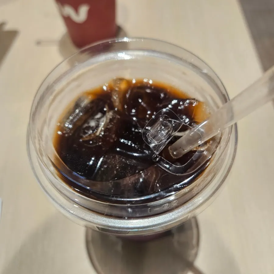 얼음이 적당히 담긴 아이스아메리카노