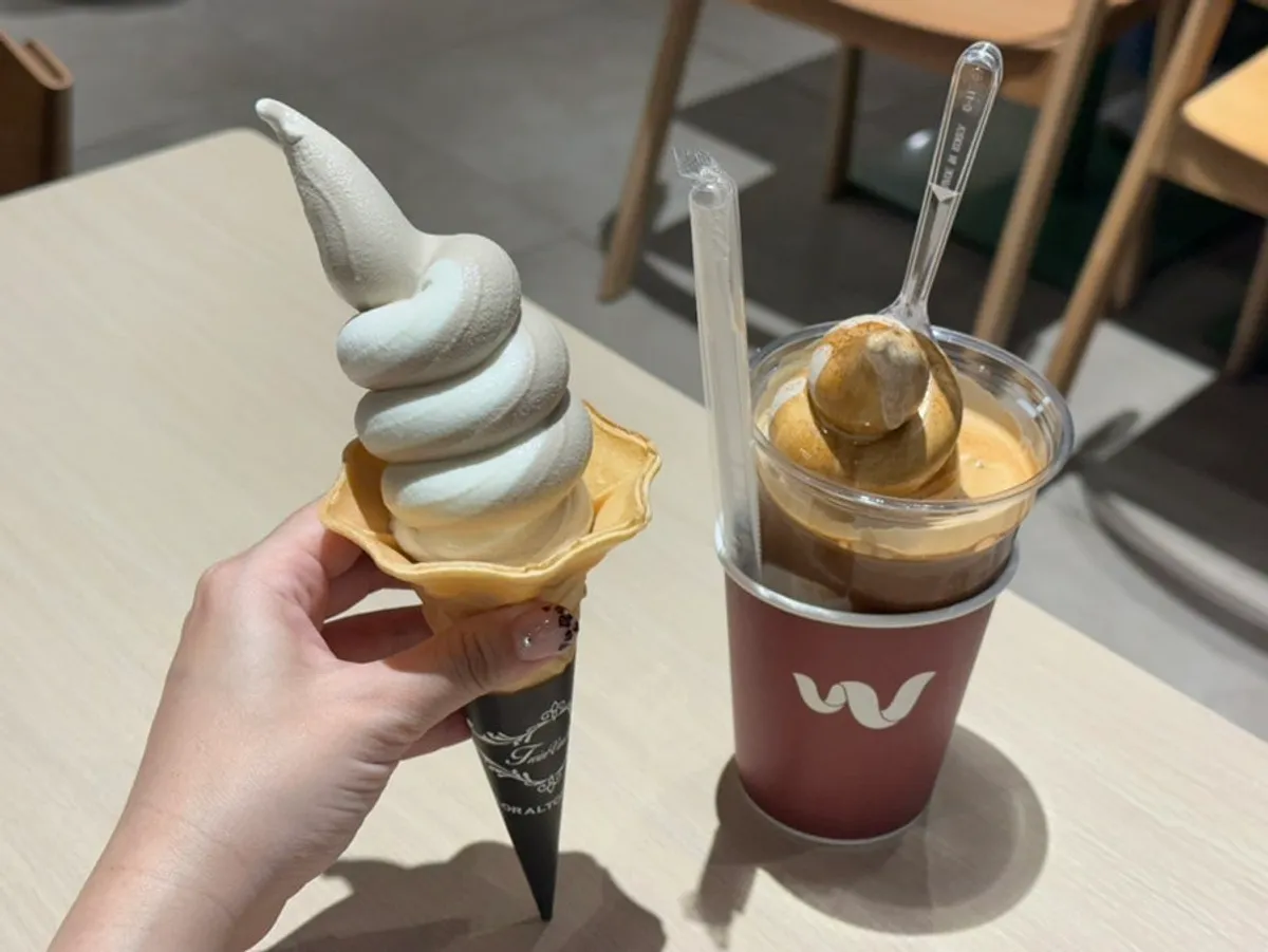 분더가토와 소프트아이스크림 함께 놓은 테이블