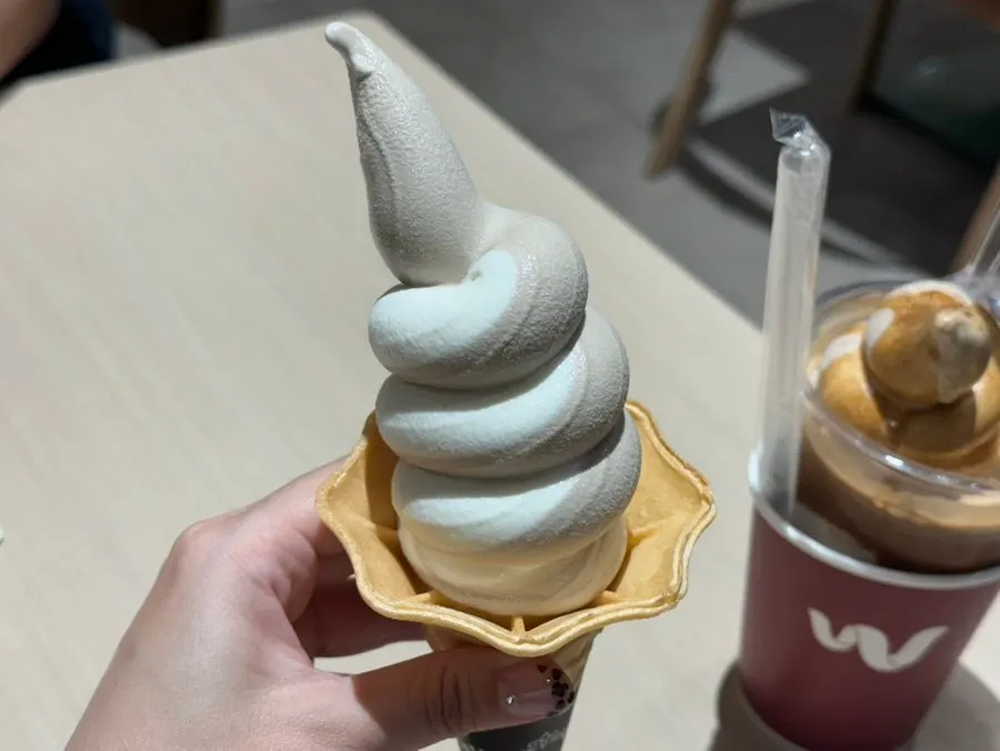 호지차와 바닐라 혼합 소프트아이스크림 콘