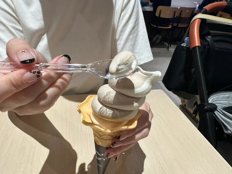 송현아 테이블 위 분더커피바 디저트 마무리 컷