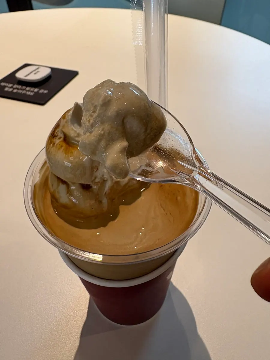 Spooning up the hojicha Wunder Gato