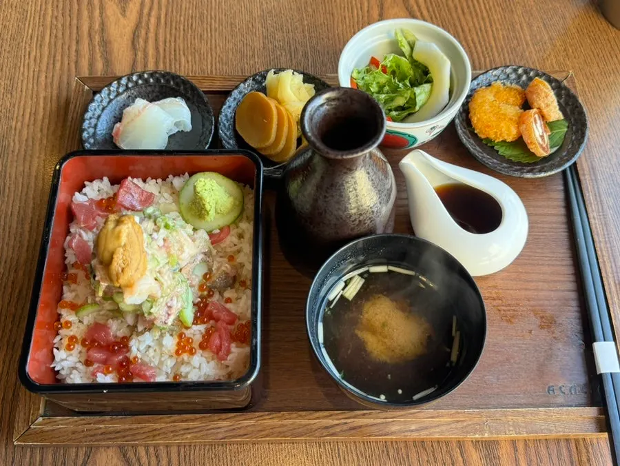 特制海鲜盖饭套餐整体构成