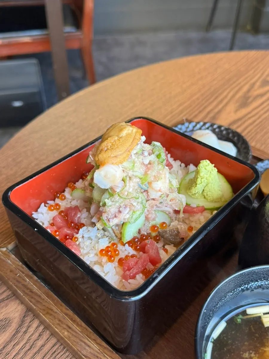 铺有鱼子和海胆的特制海鲜盖饭