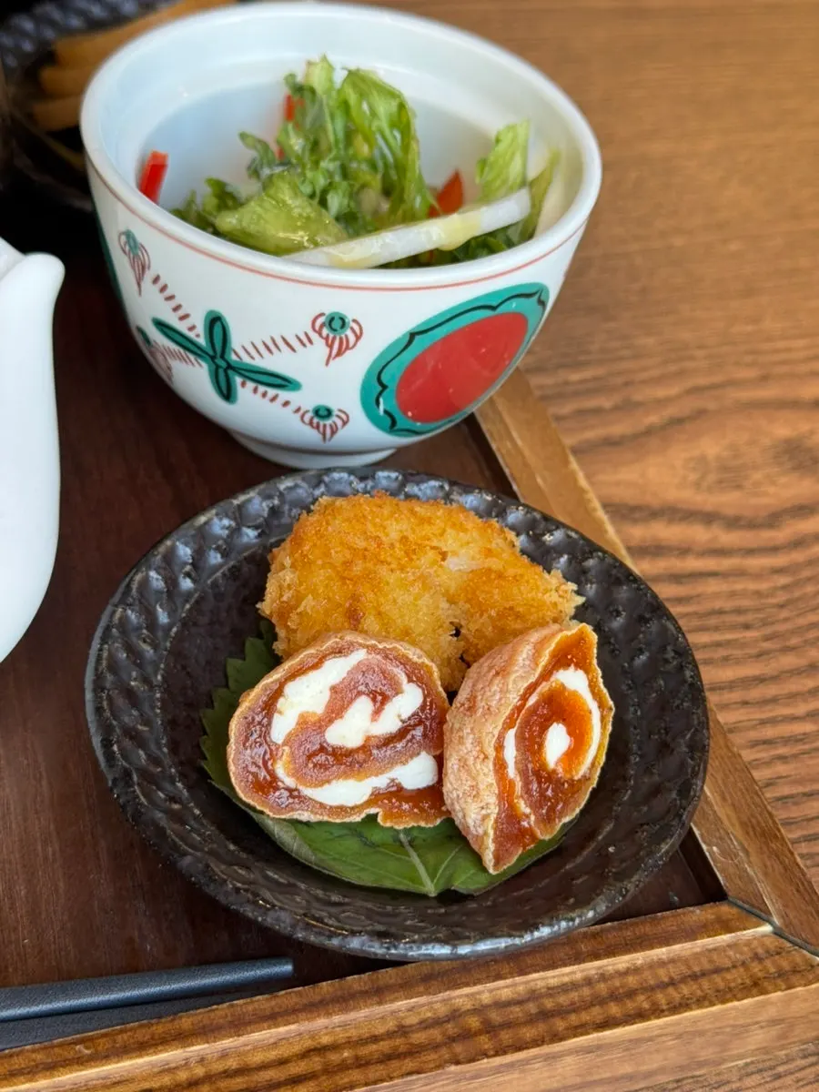 沙拉、奶油芝士柿饼与炸虾组合