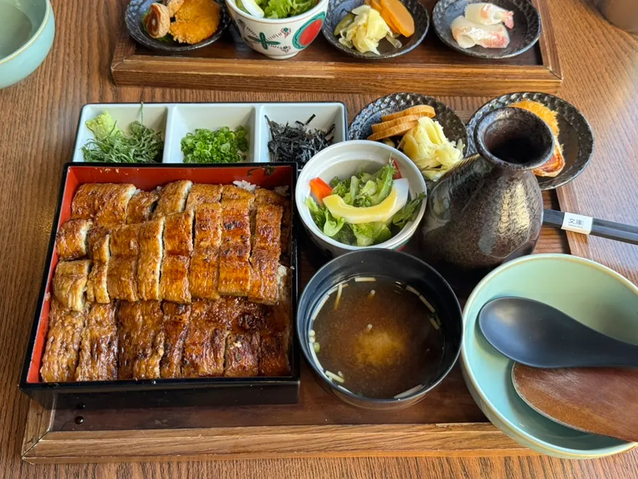特制海鲜盖饭套餐收尾摆盘