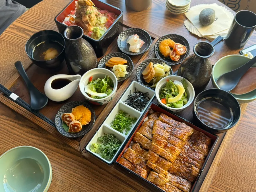 摆放整齐的午餐套餐