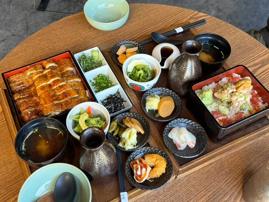 鳗鱼盖饭与海鲜盖饭两份套餐