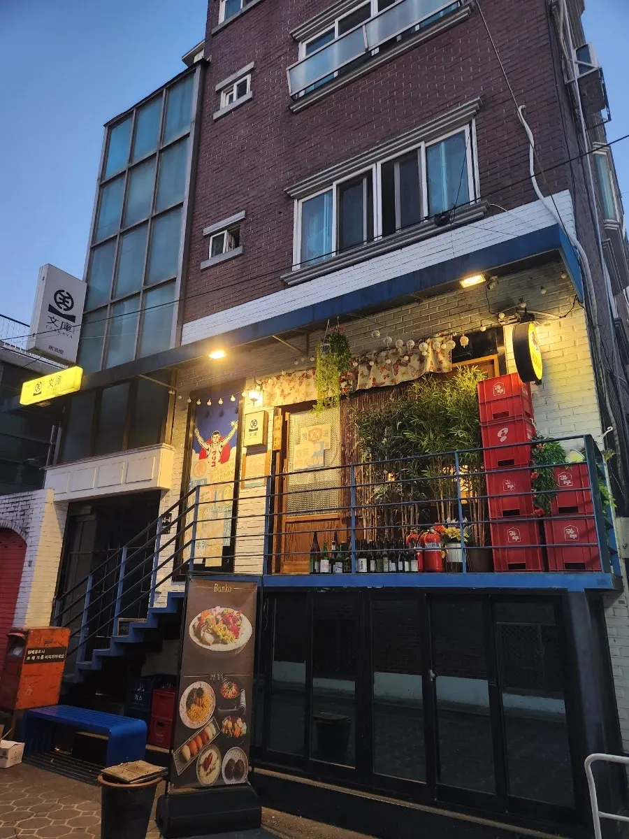 Exterior of Bunko Suyu in the Suyu food alley