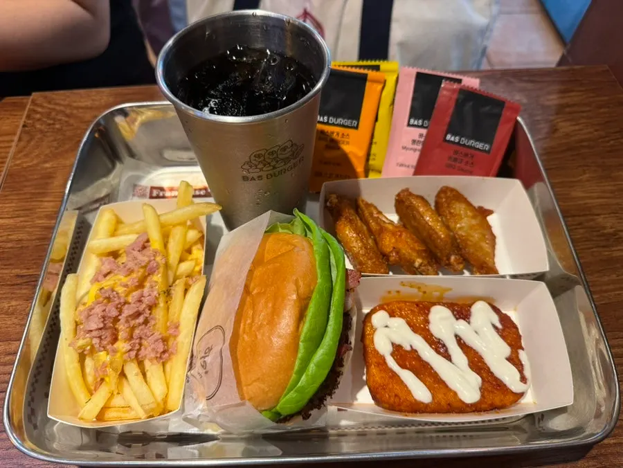 하와이안 버거 세트와 사이드 메뉴 한 상