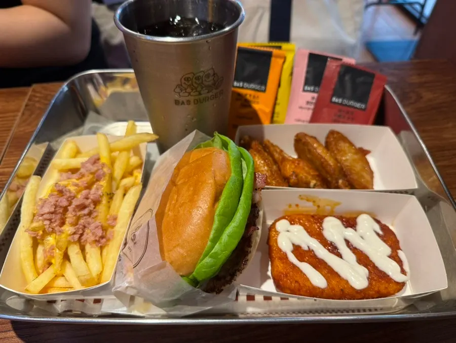 테이블에 차려진 버거와 버팔로윙