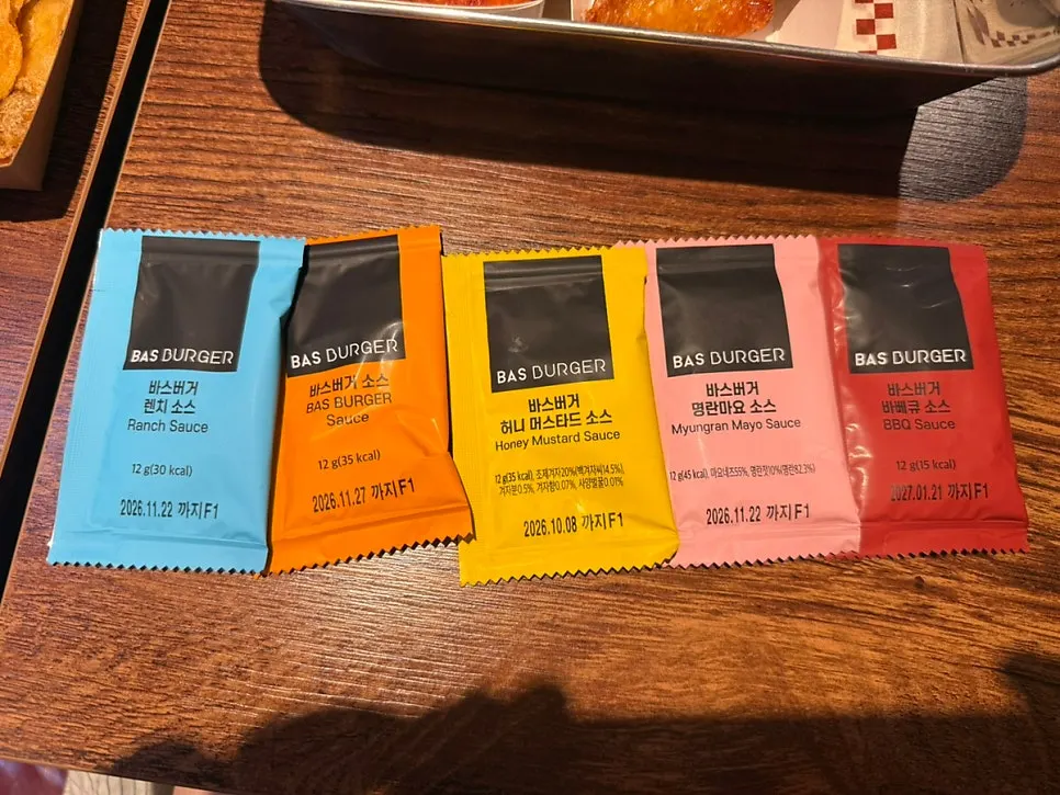 패티와 파인애플이 보이는 하와이안 버거