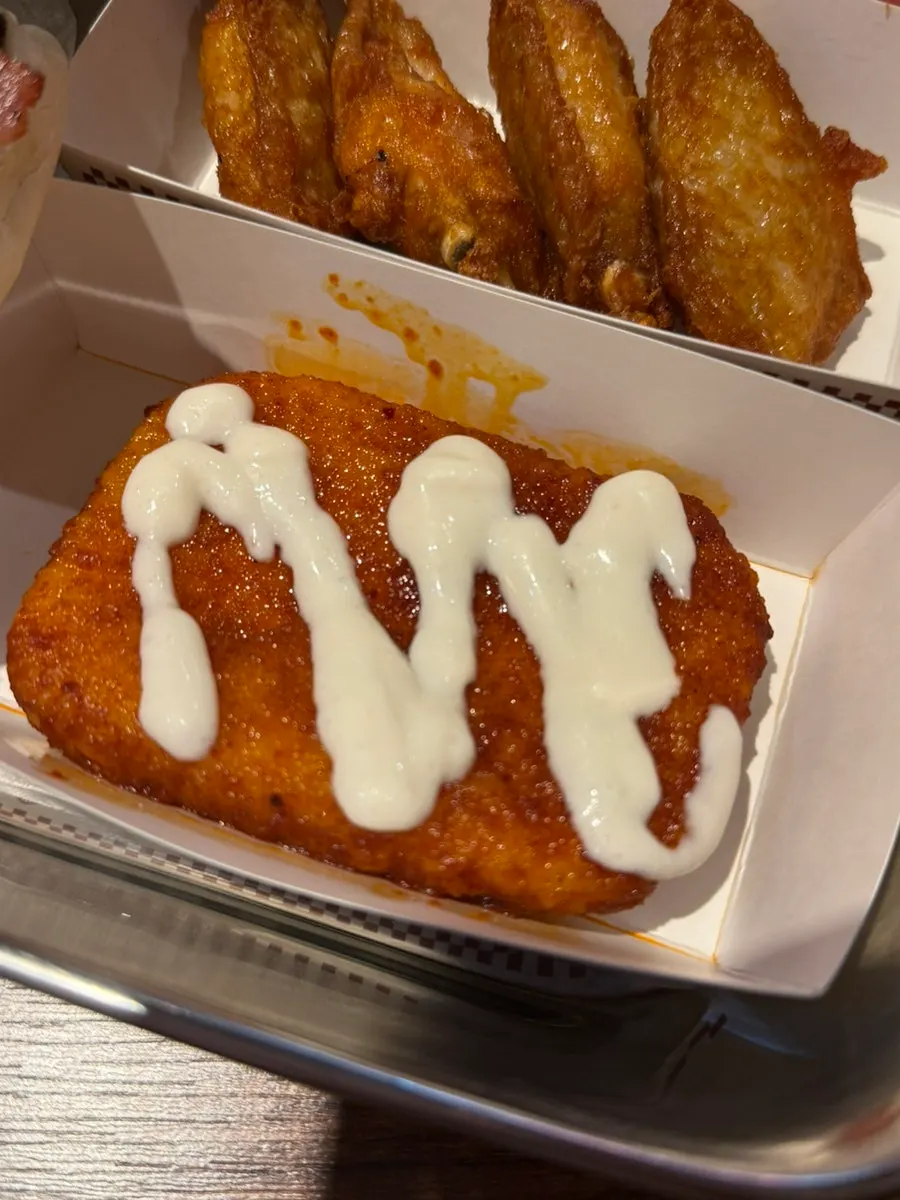 칠리 소스가 뿌려진 칠리모찌 치즈바