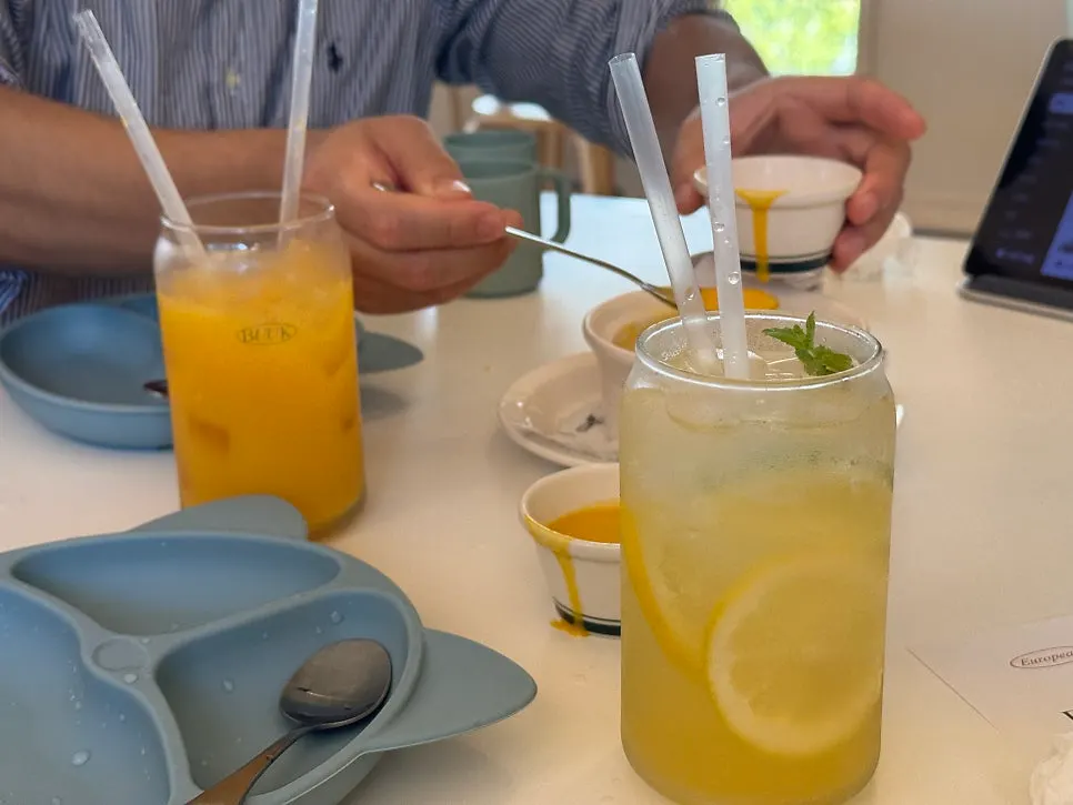 Lemonade and orange juice included in the set