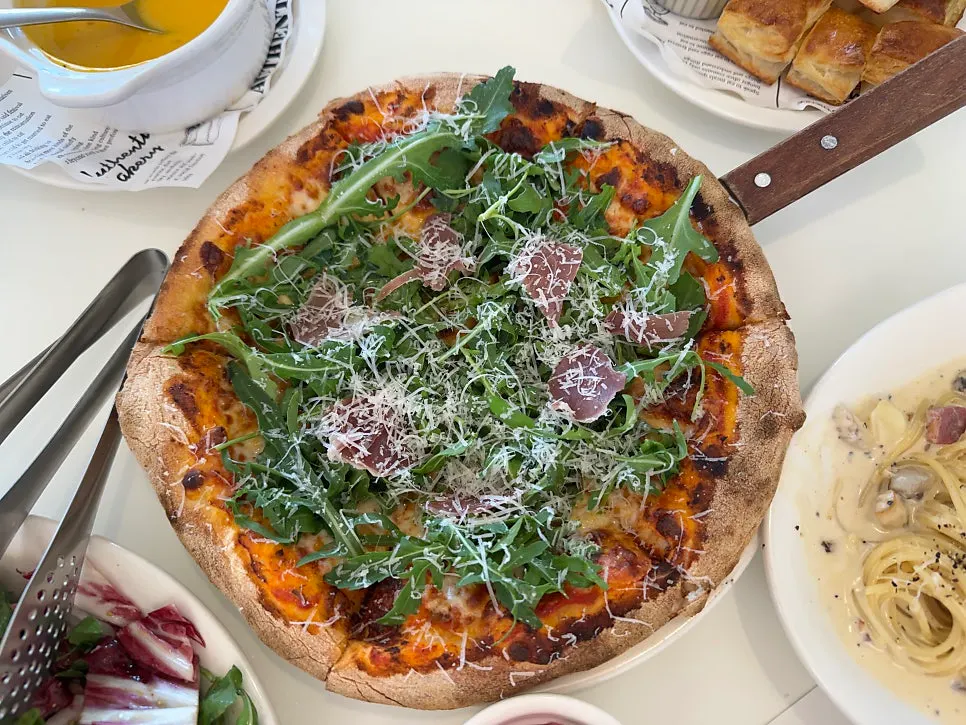 Arugula prosciutto wood-fired pizza