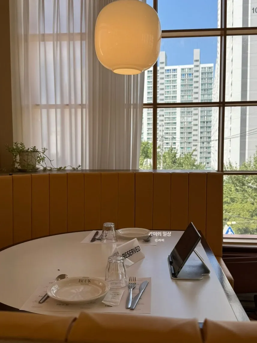 두 가지 컨셉으로 나뉜 부엌간 해운대점 좌석