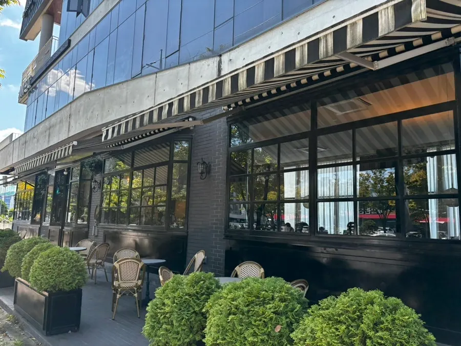 Parking lot behind the store and entrance direction