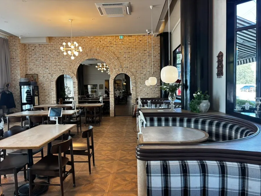 Interior hall and tables at Bueokgan Sangmu Branch