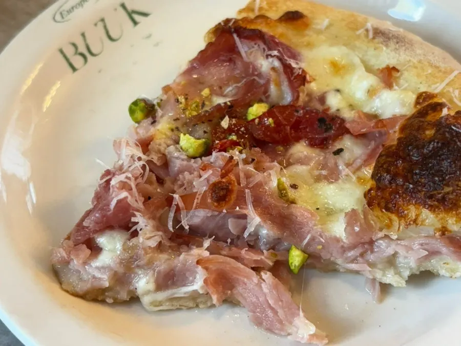 Jambon pizza piled high with jambon