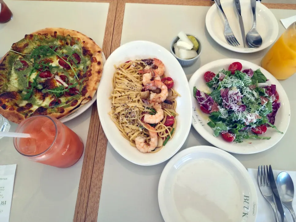 Pasta and pizza set arriving at nearly the same time